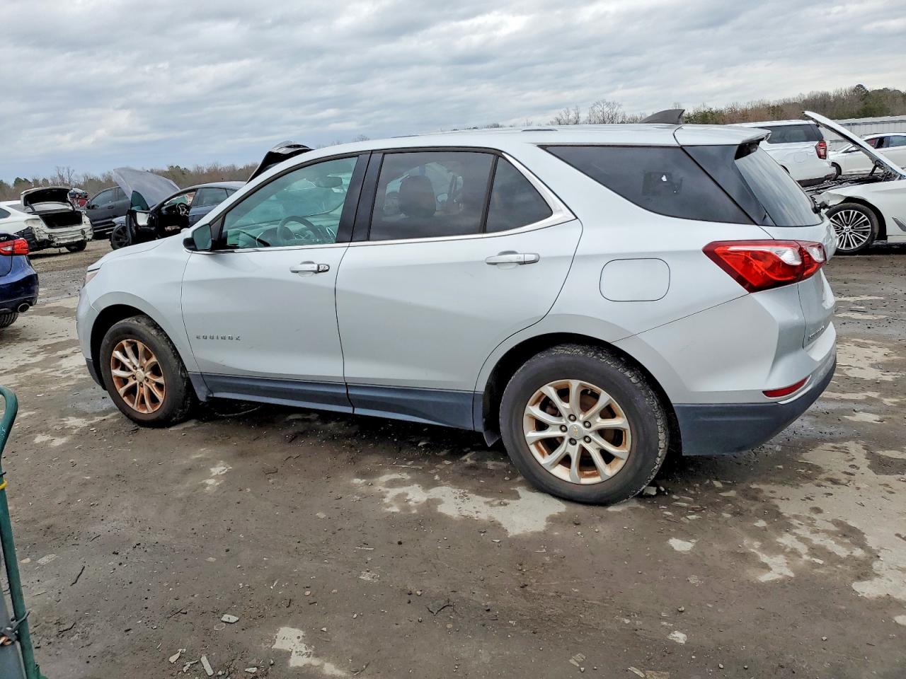 2018 CHEVROLET EQUINOX LT photo 2