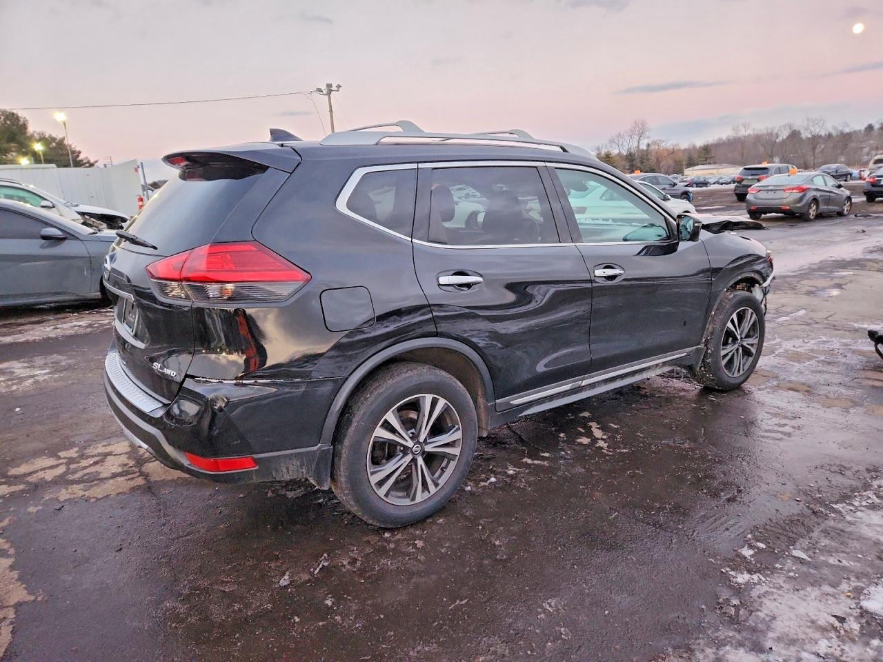 2017 NISSAN ROGUE SV photo 3