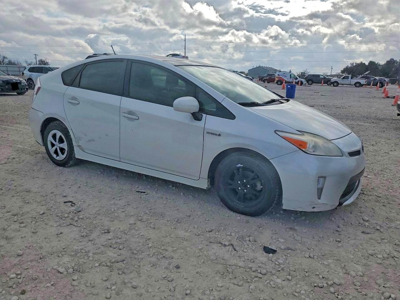 2013 TOYOTA PRIUS photo 4