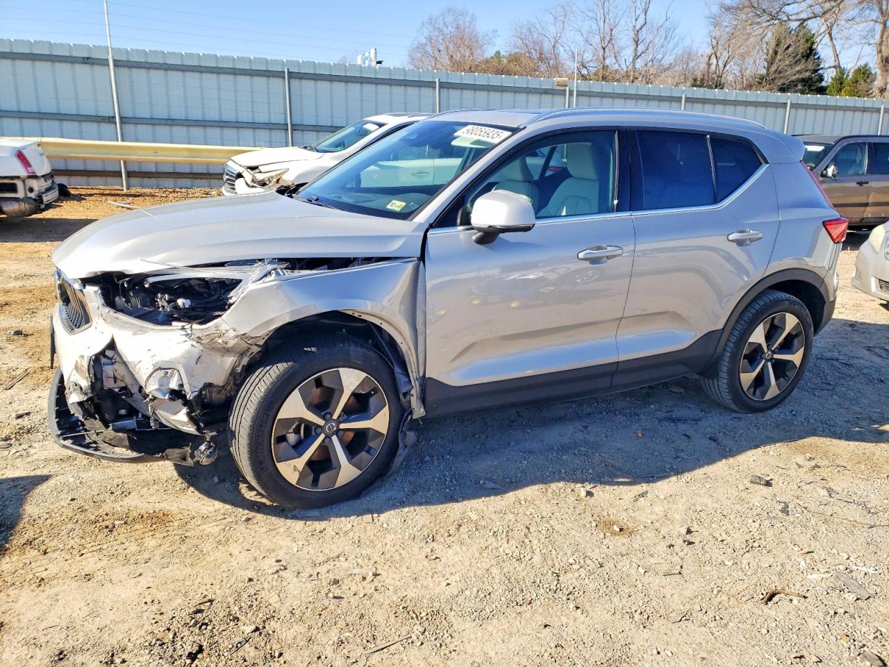 2023 VOLVO XC40