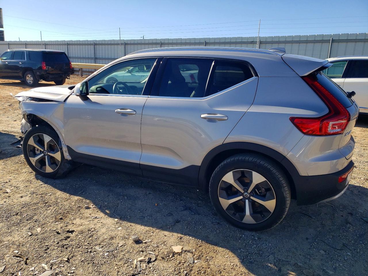 2023 VOLVO XC40 PLUS photo 2
