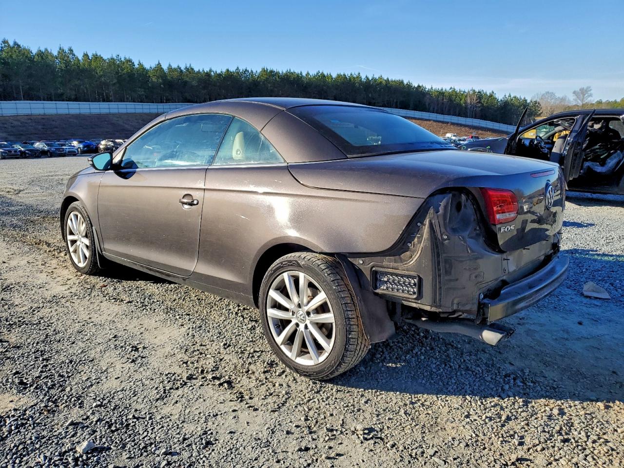 2014 VOLKSWAGEN EOS KOMFORT photo 2