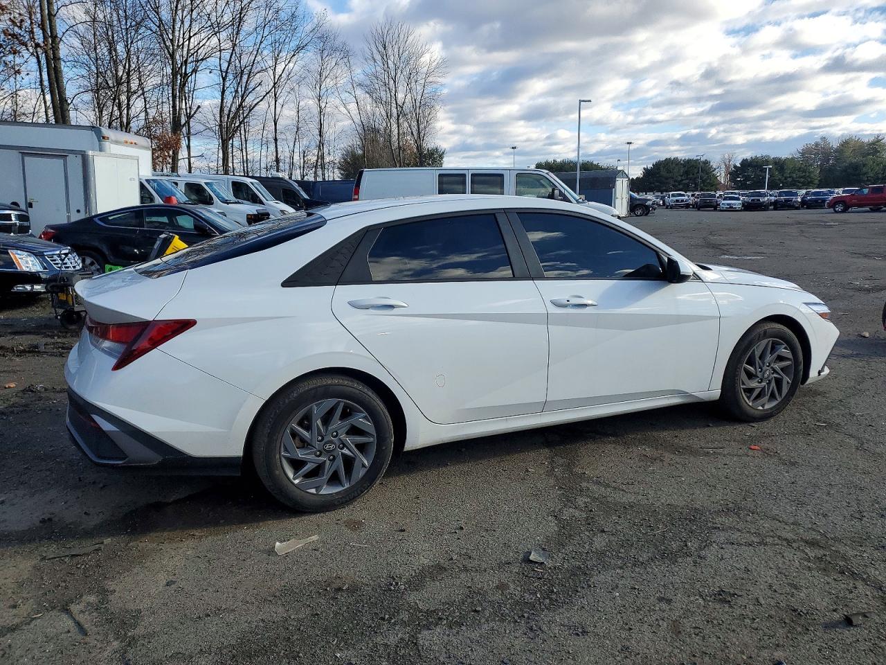 2024 HYUNDAI ELANTRA SEL photo 3