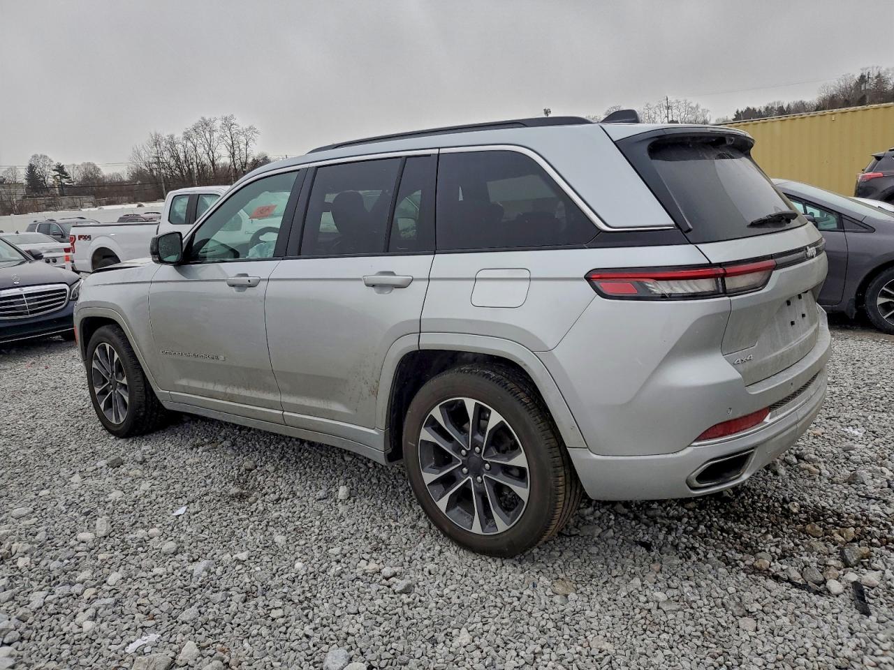 2024 JEEP GRAND CHEROKEE OVERLAND photo 2