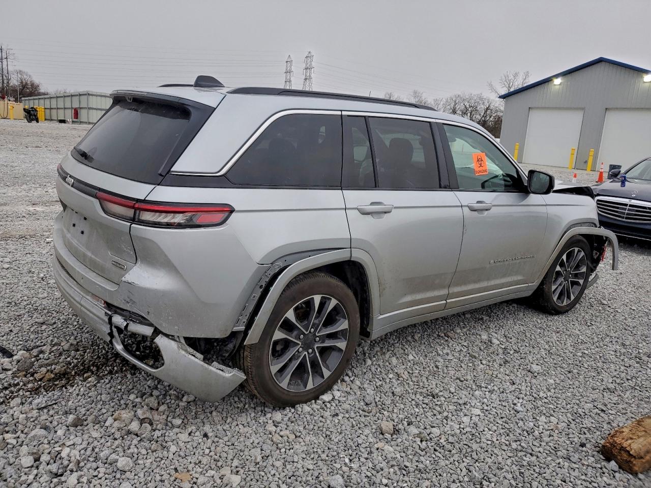 2024 JEEP GRAND CHEROKEE OVERLAND photo 3