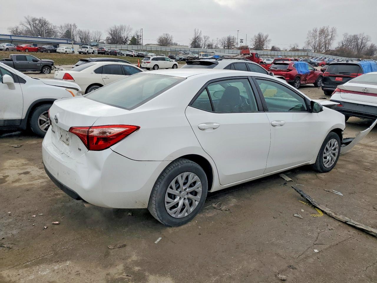 2018 TOYOTA COROLLA L photo 3