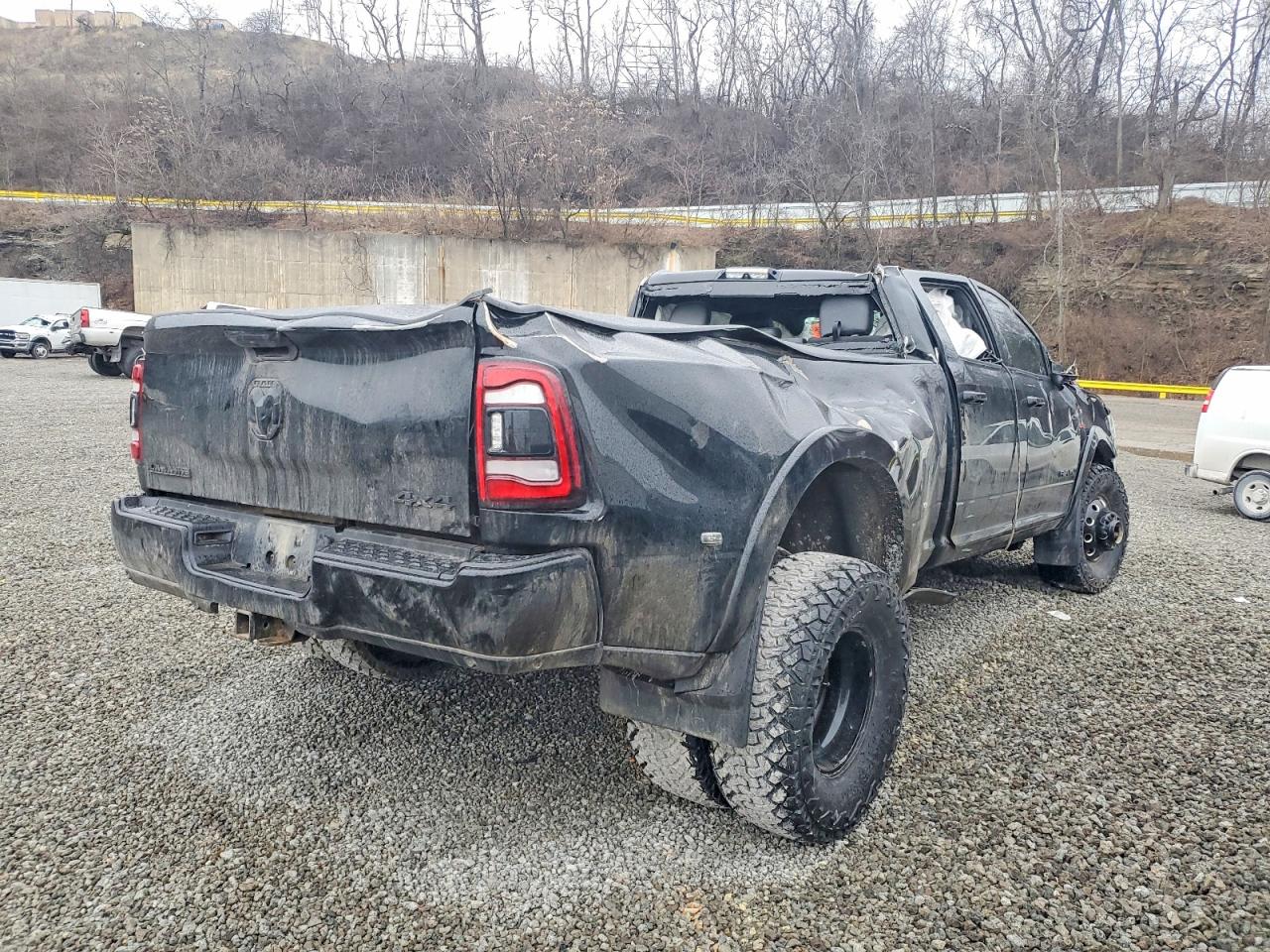 2020 RAM 3500 LARAMIE photo 3