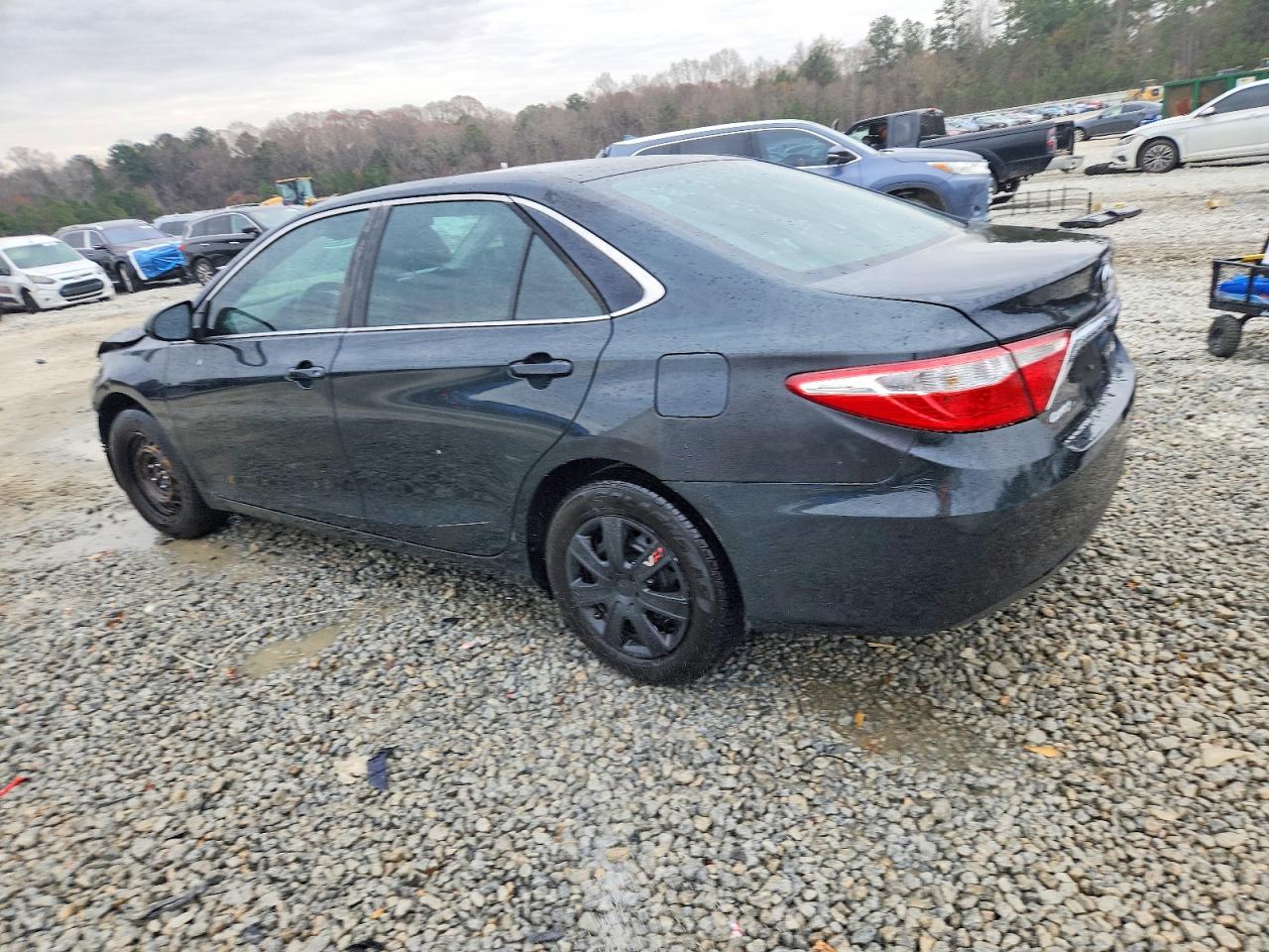 2015 TOYOTA CAMRY LE photo 2