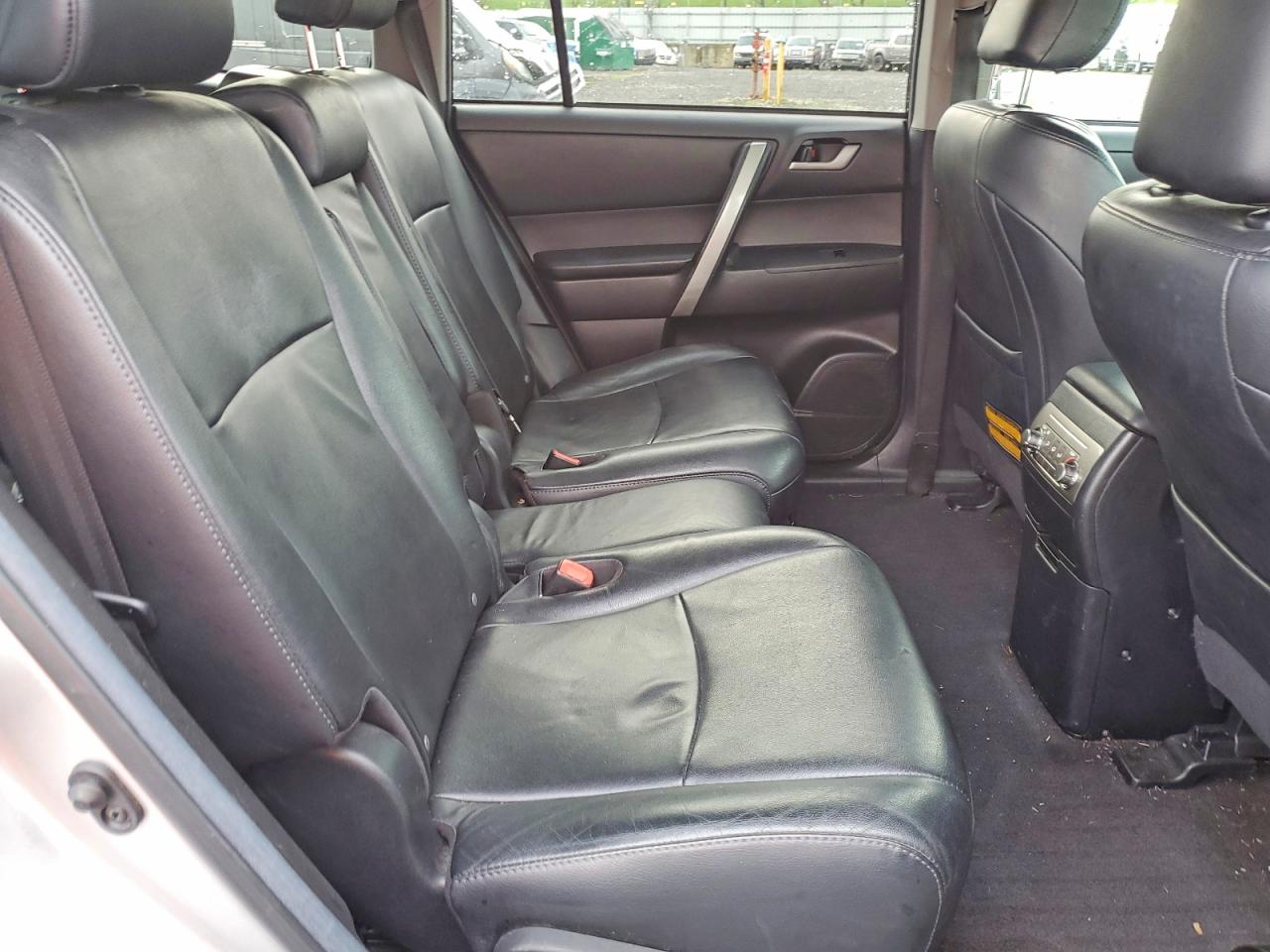 2012 TOYOTA HIGHLANDER BASE photo 11