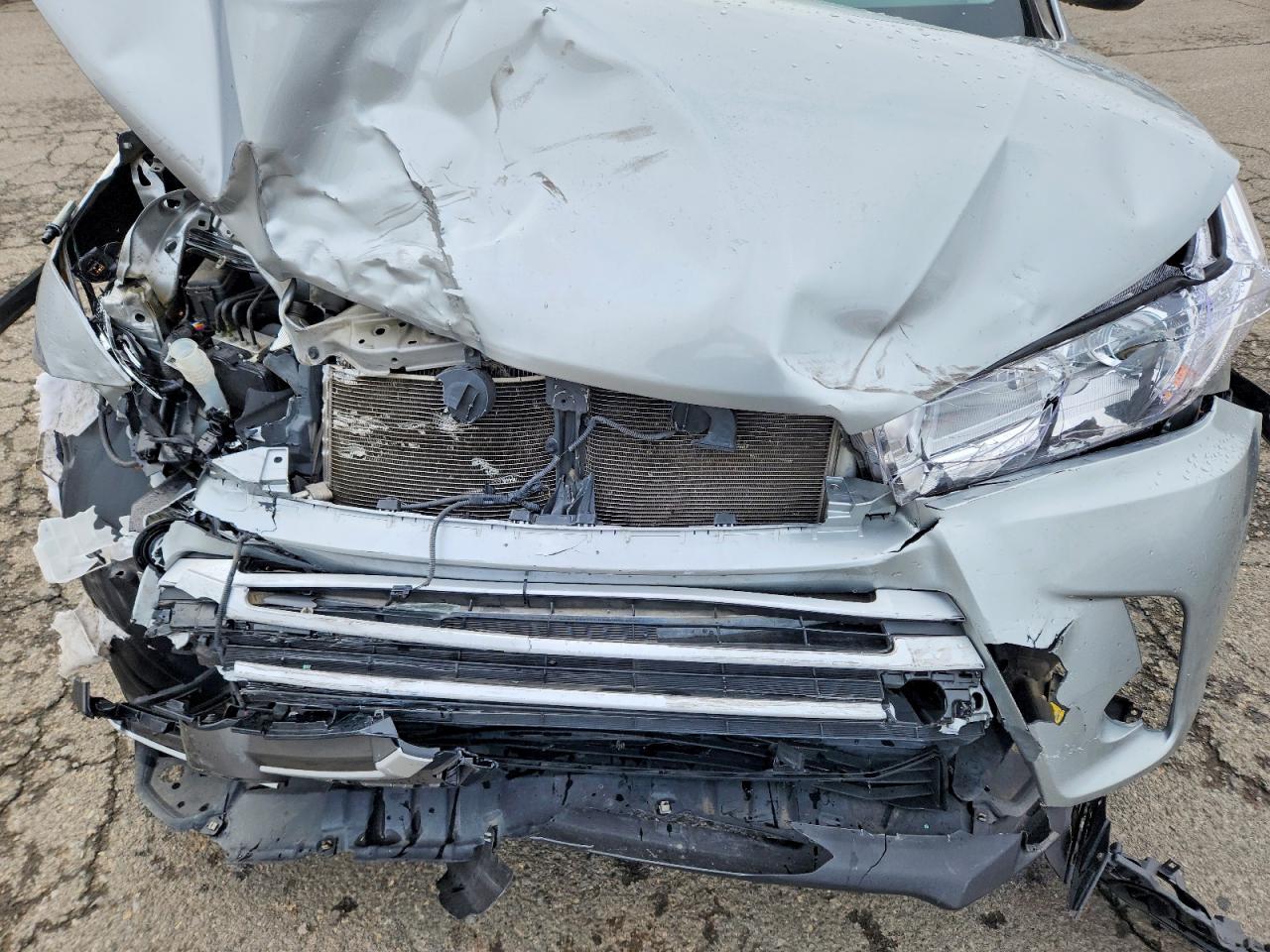 2019 TOYOTA HIGHLANDER LE photo 11