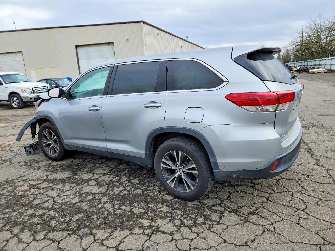 2019 TOYOTA HIGHLANDER LE photo 2