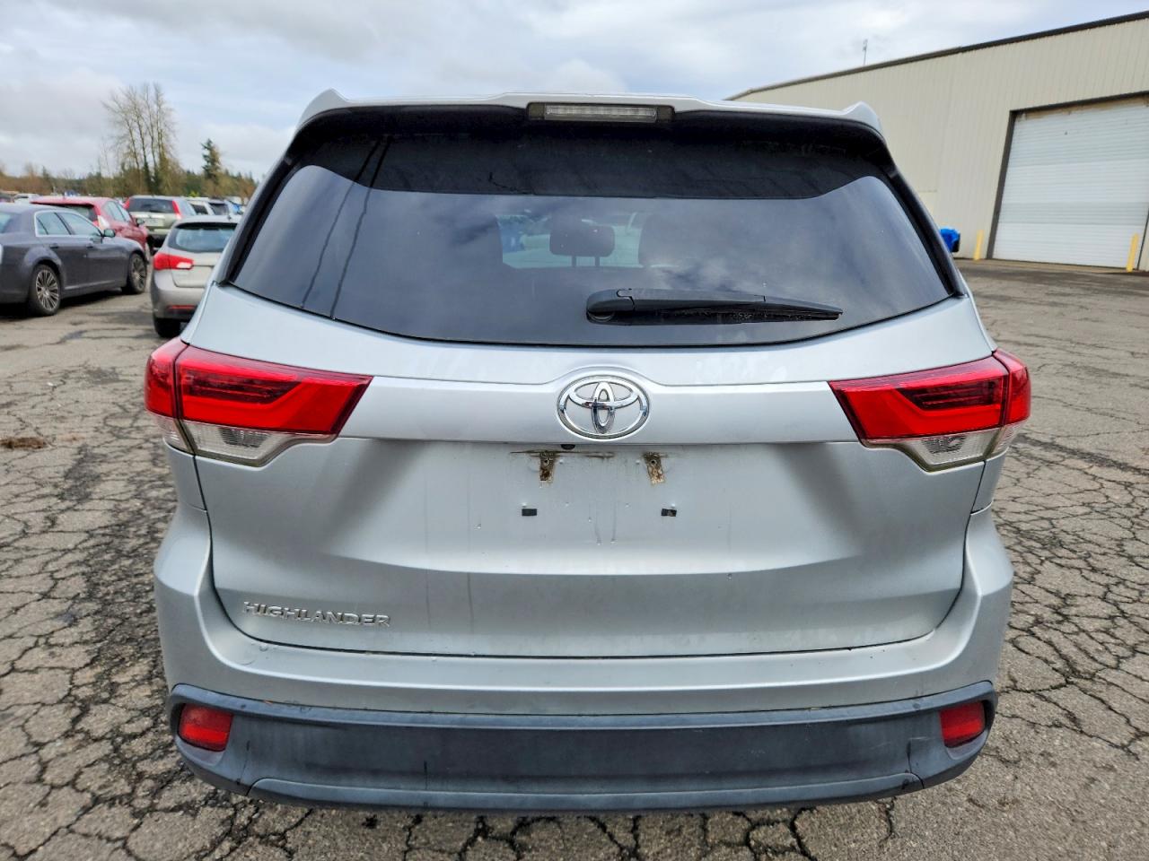 2019 TOYOTA HIGHLANDER LE photo 6