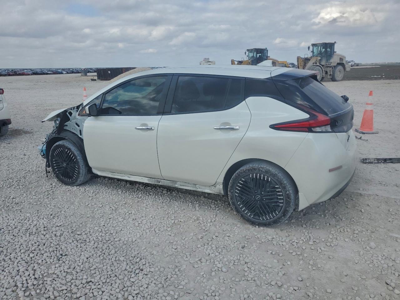 2023 NISSAN LEAF SV PLUS photo 2