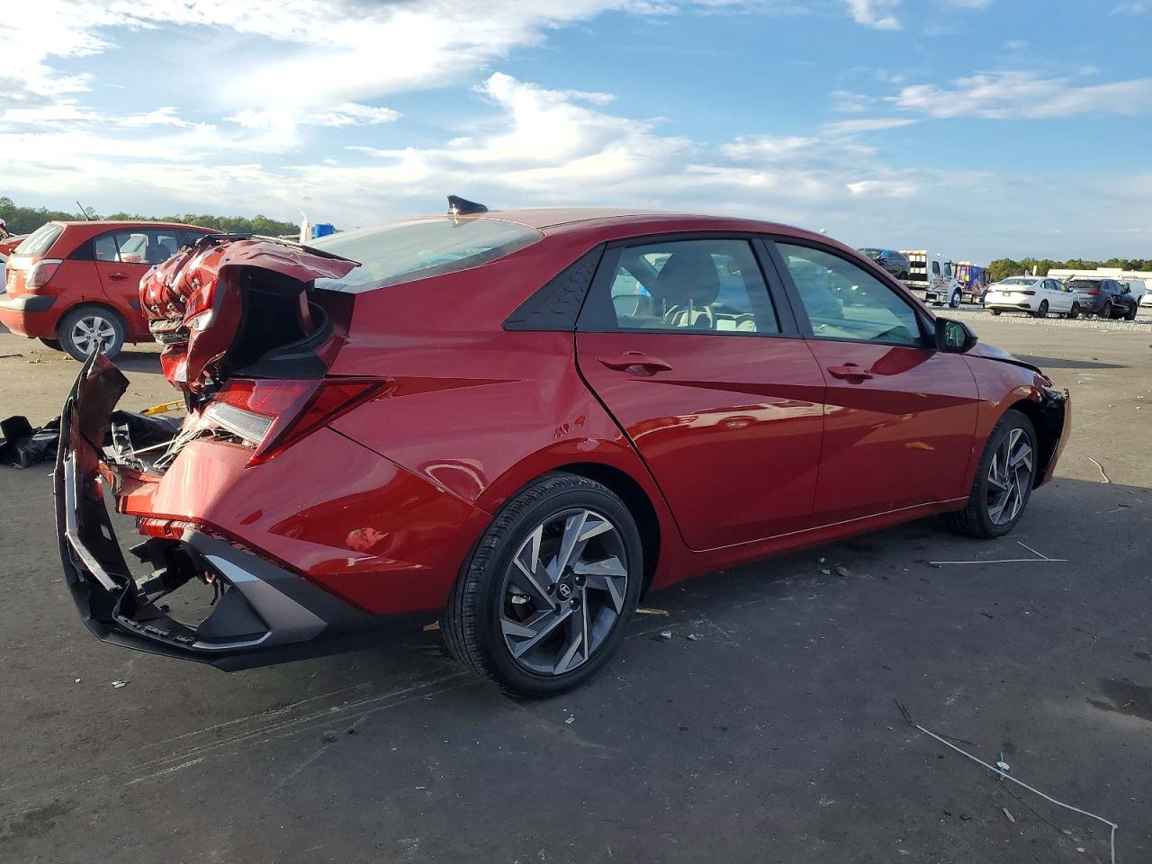 2025 HYUNDAI ELANTRA SEL SPORT photo 3