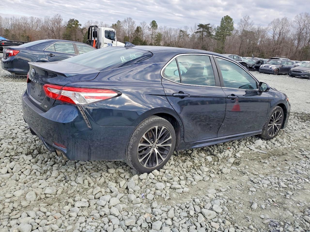 2020 TOYOTA CAMRY SE photo 3