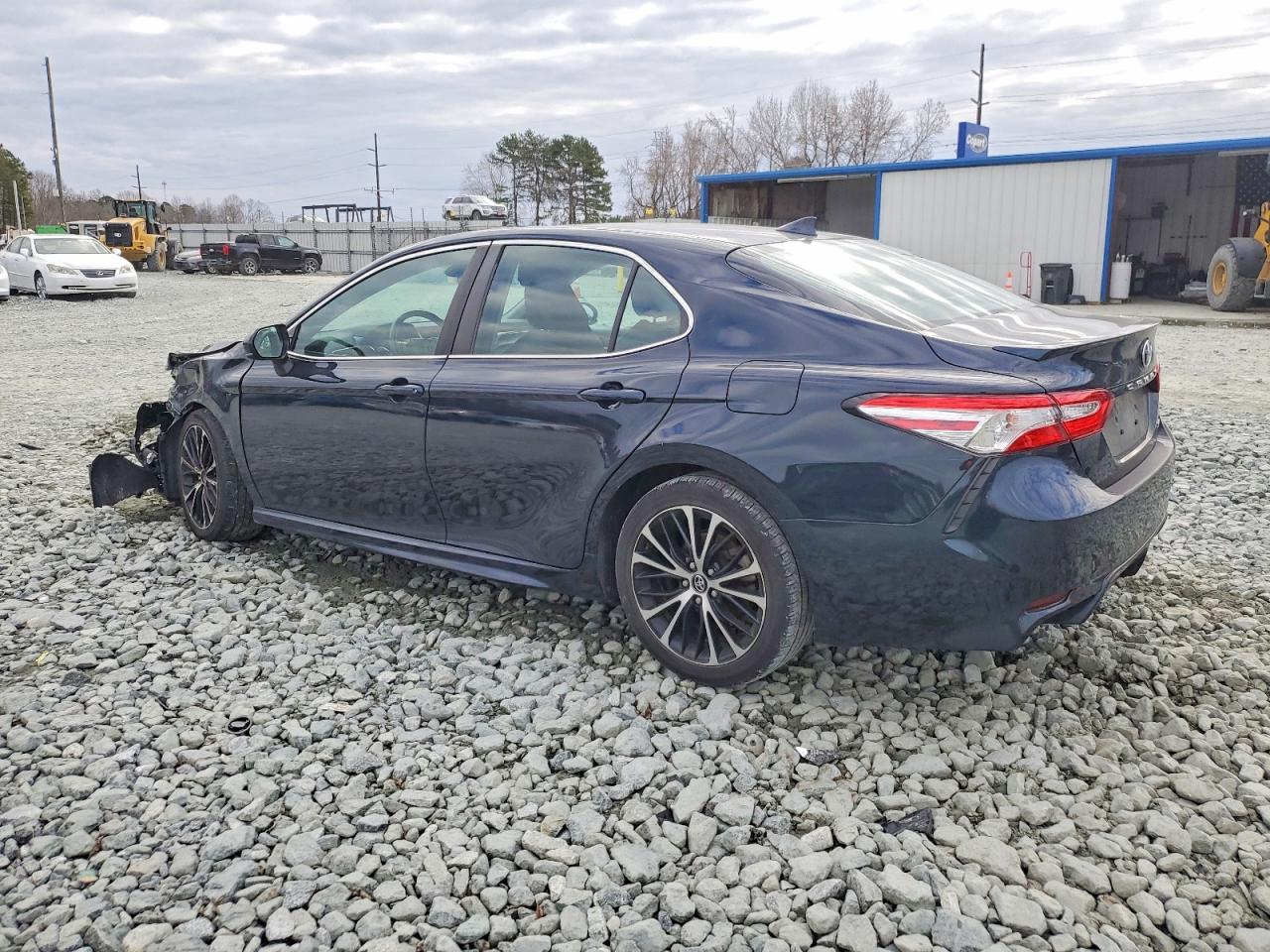 2020 TOYOTA CAMRY SE photo 2