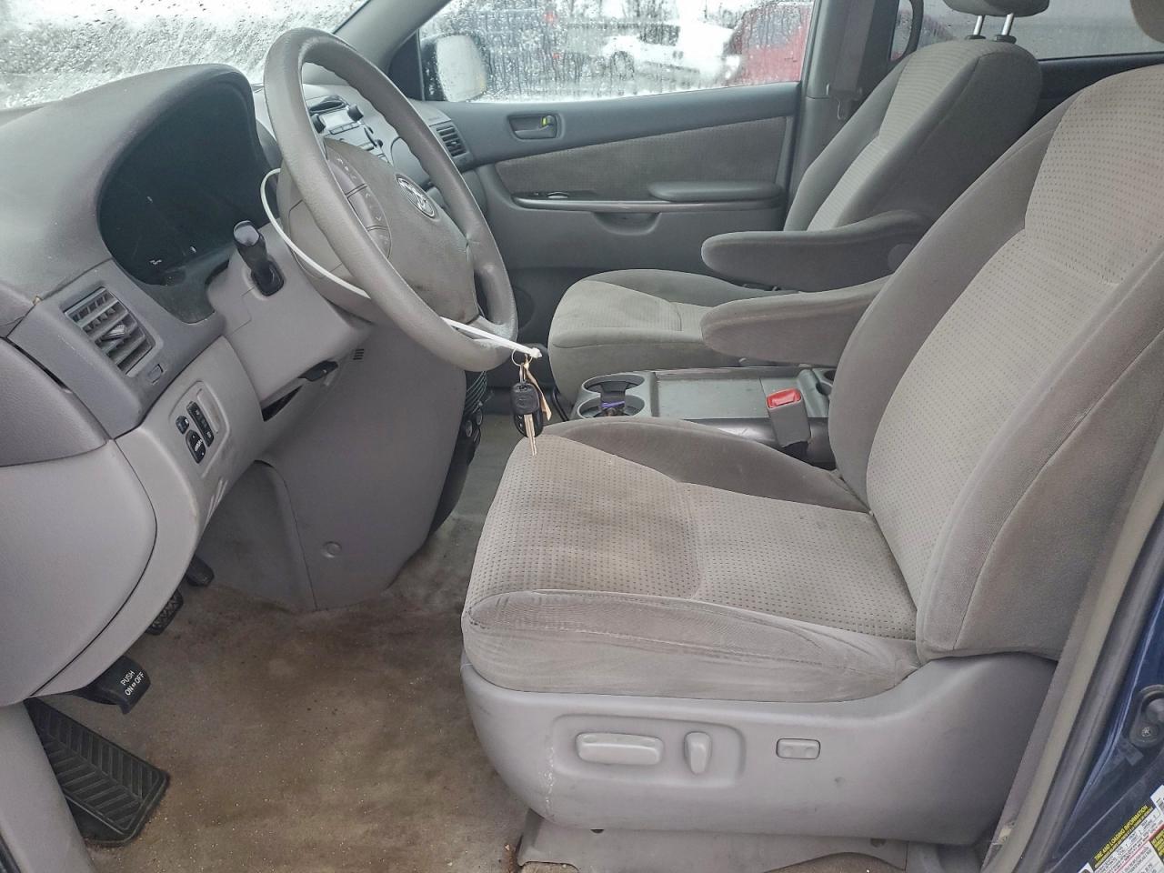 2007 TOYOTA SIENNA CE photo 7