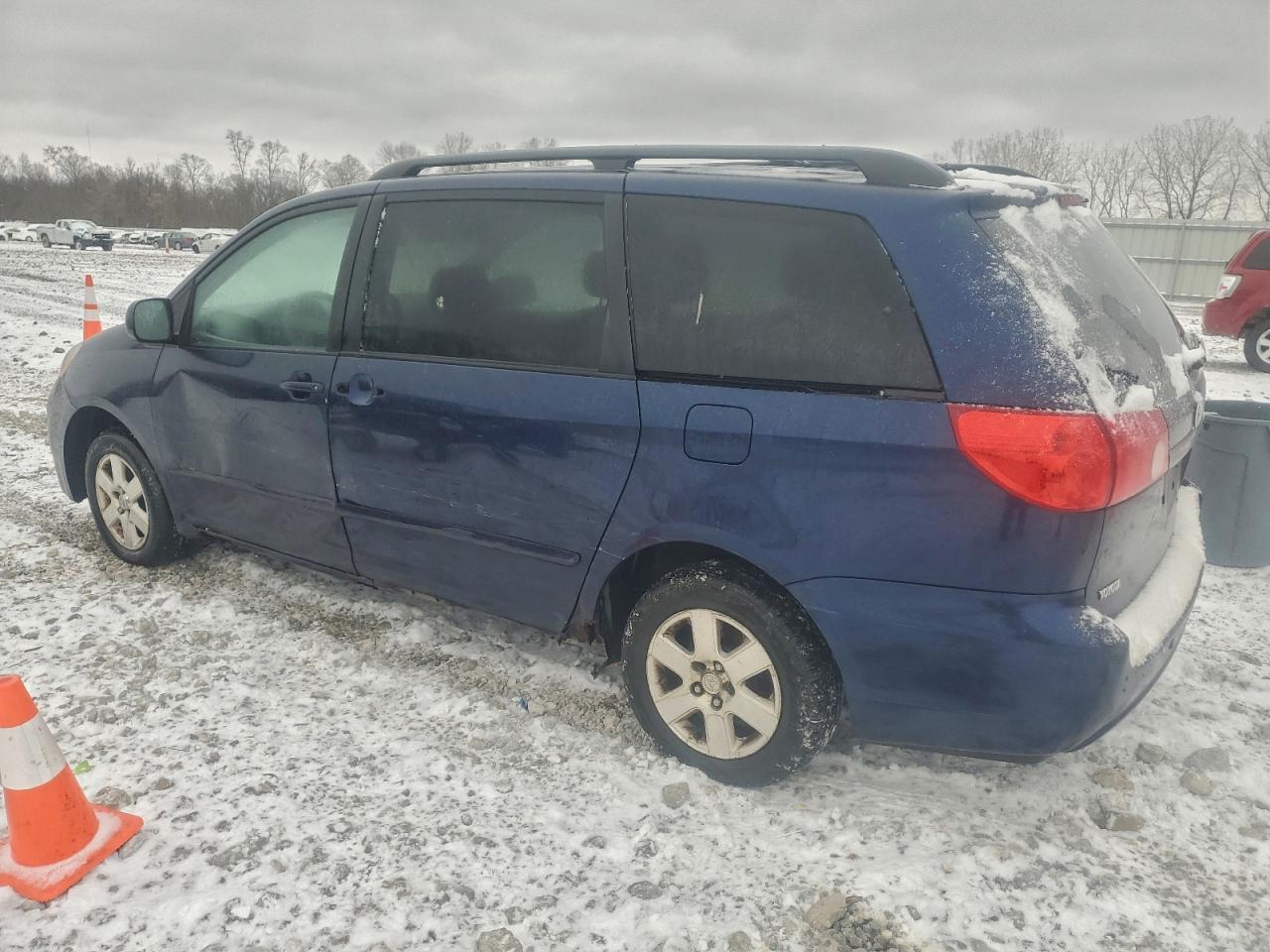 2007 TOYOTA SIENNA CE photo 2