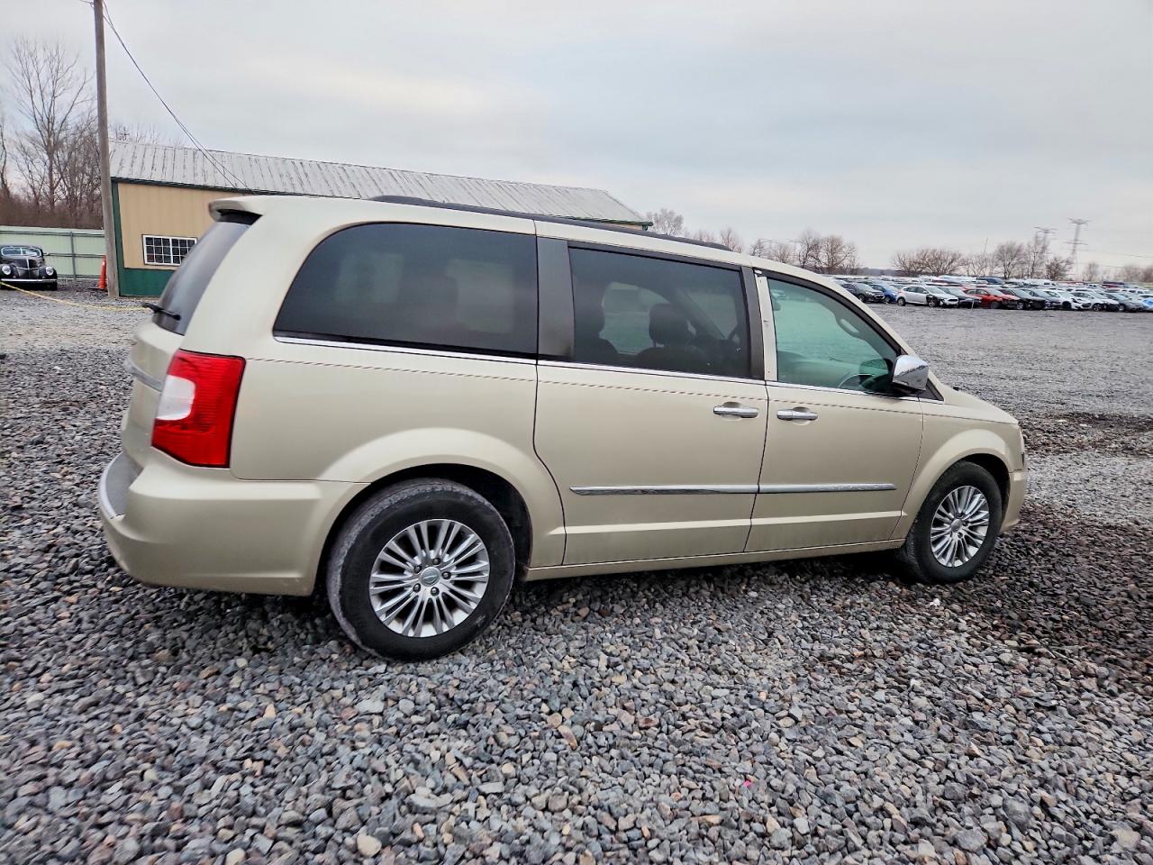 2013 CHRYSLER TOWN & COUNTRY TOURING L photo 3