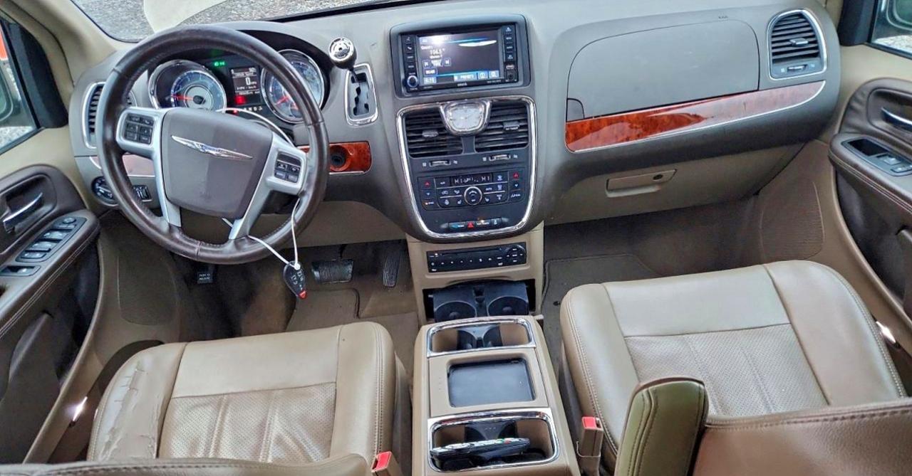 2013 CHRYSLER TOWN & COUNTRY TOURING L photo 8