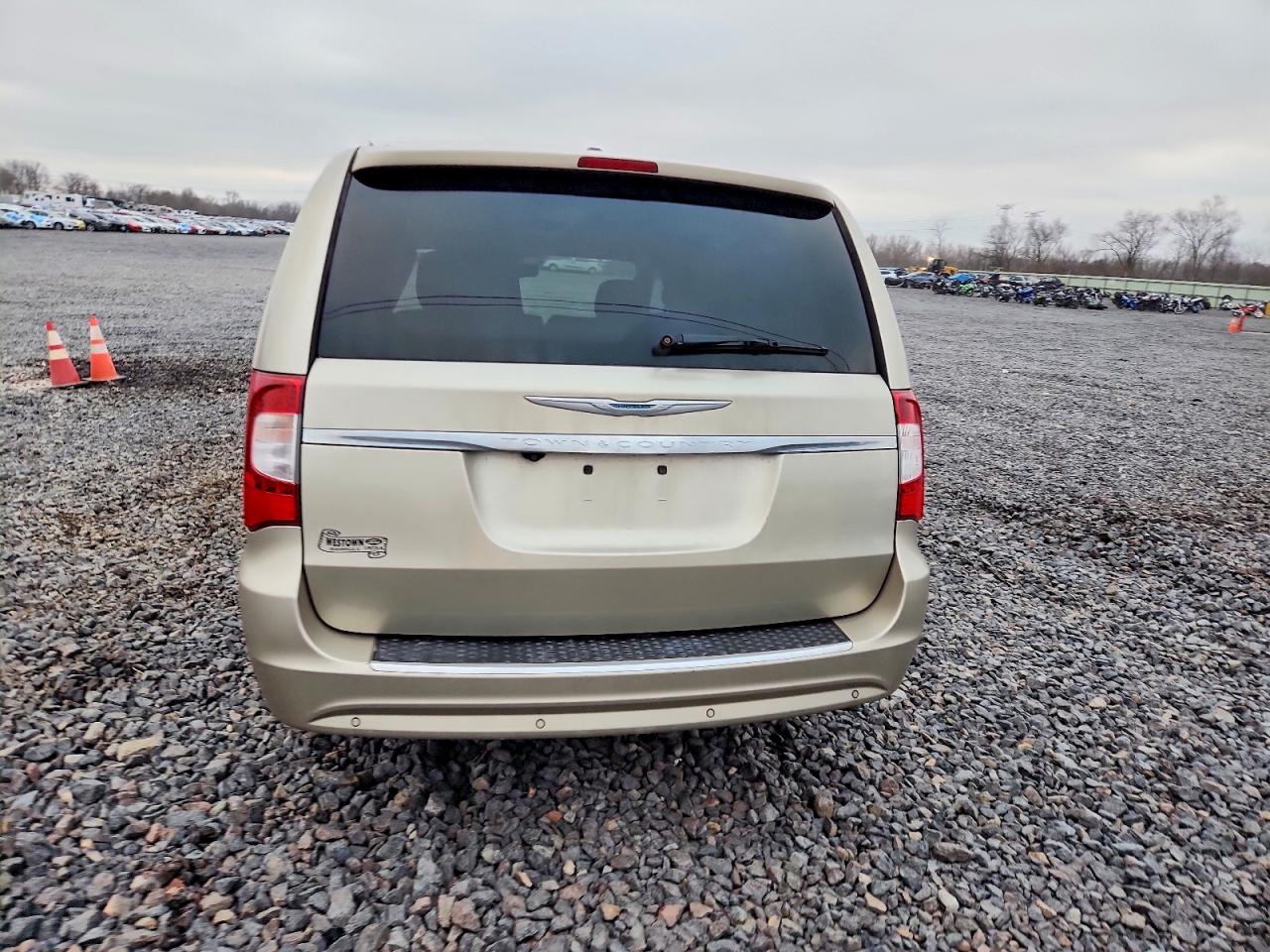 2013 CHRYSLER TOWN & COUNTRY TOURING L photo 6