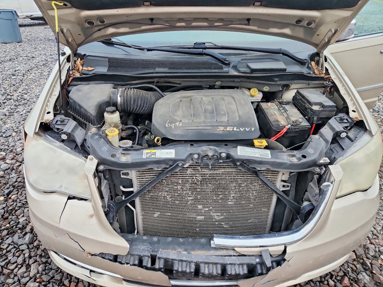 2013 CHRYSLER TOWN & COUNTRY TOURING L photo 11