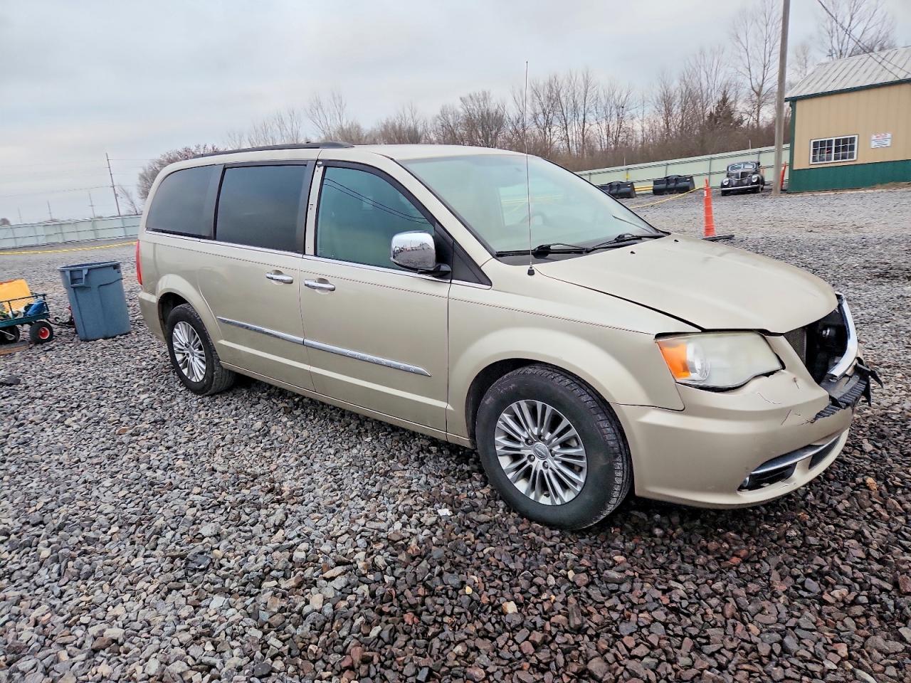 2013 CHRYSLER TOWN & COUNTRY TOURING L photo 4
