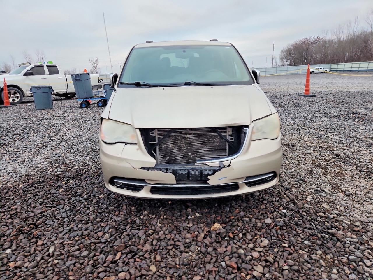 2013 CHRYSLER TOWN & COUNTRY TOURING L photo 5