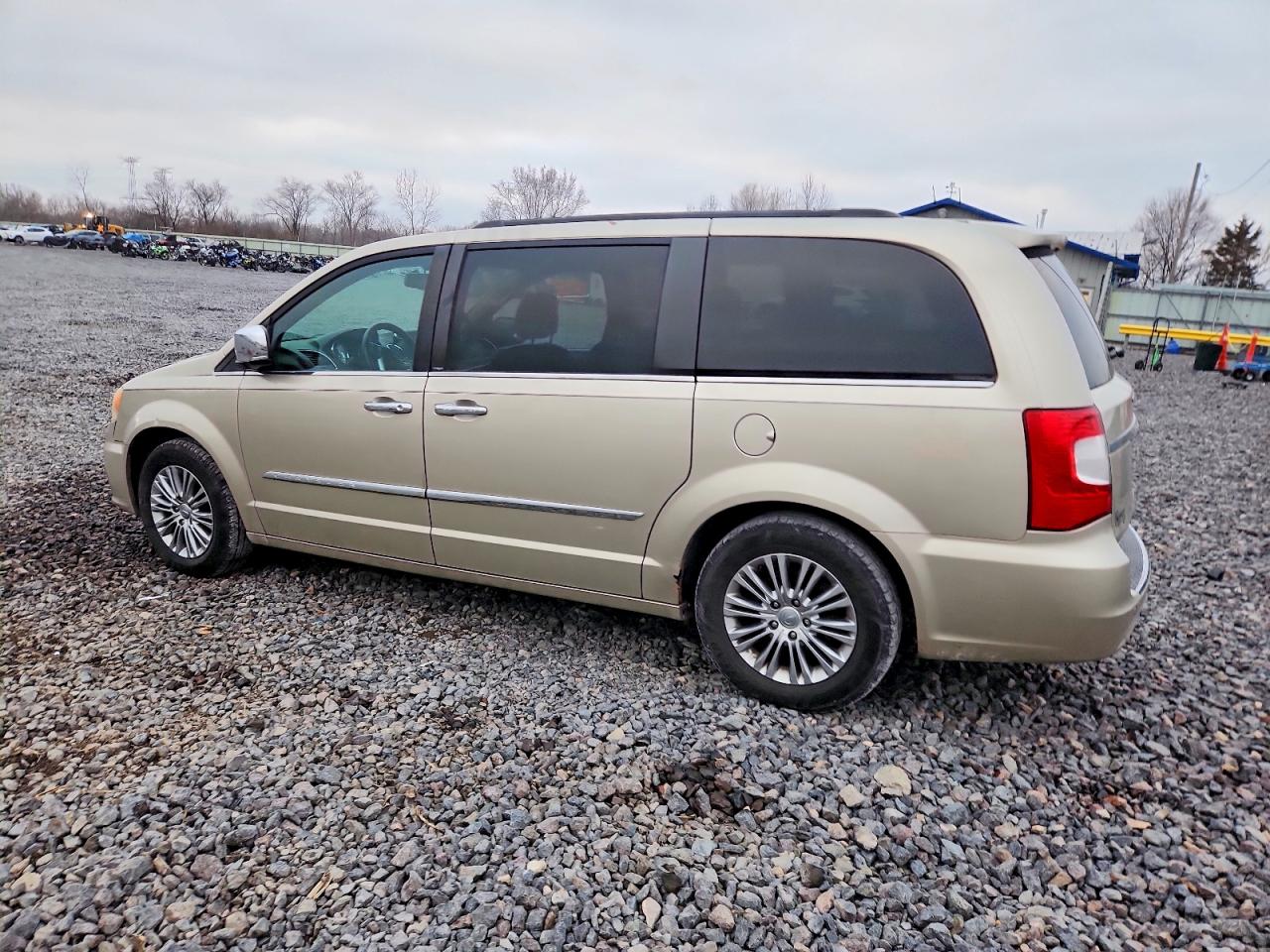 2013 CHRYSLER TOWN & COUNTRY TOURING L photo 2