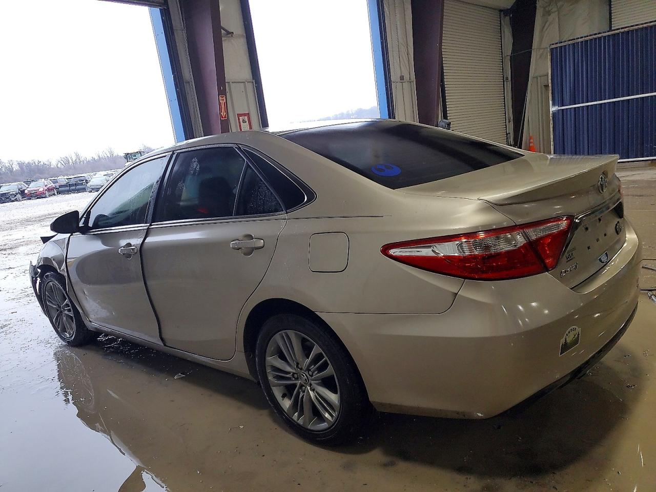 2015 TOYOTA CAMRY LE photo 2
