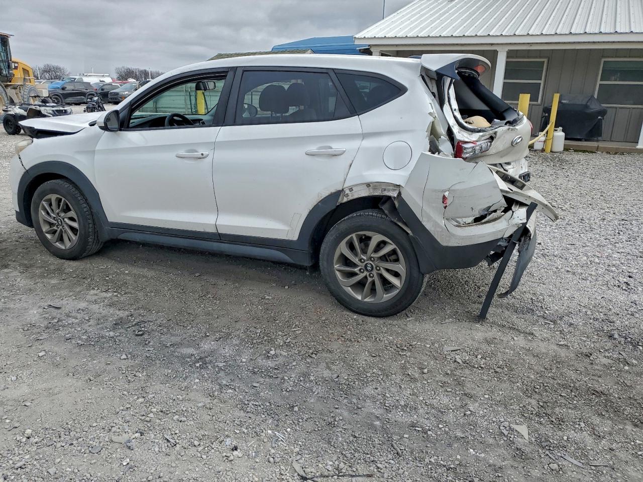 2017 HYUNDAI TUCSON SE photo 2