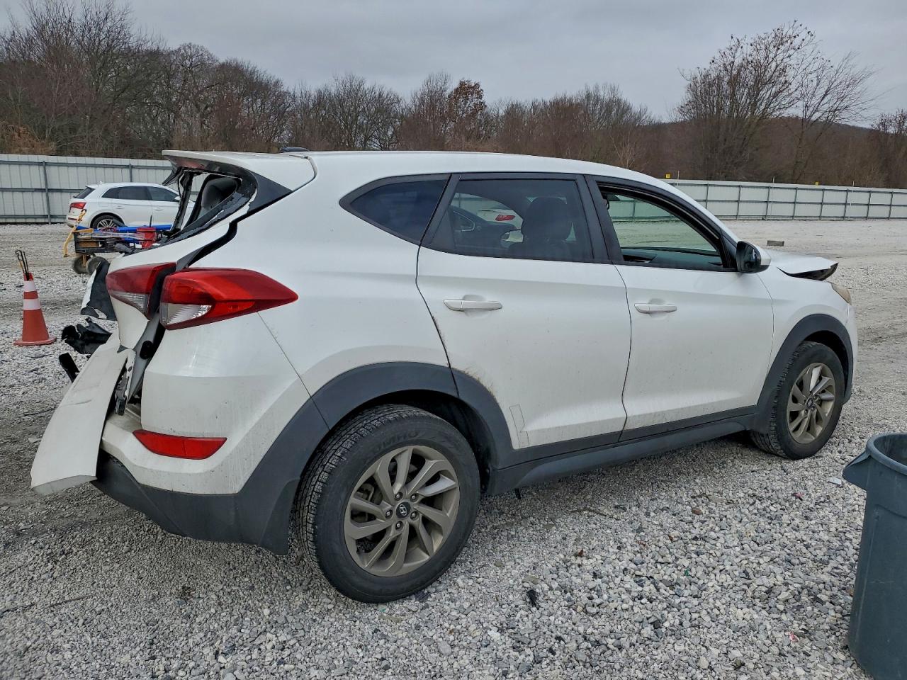 2017 HYUNDAI TUCSON SE photo 3