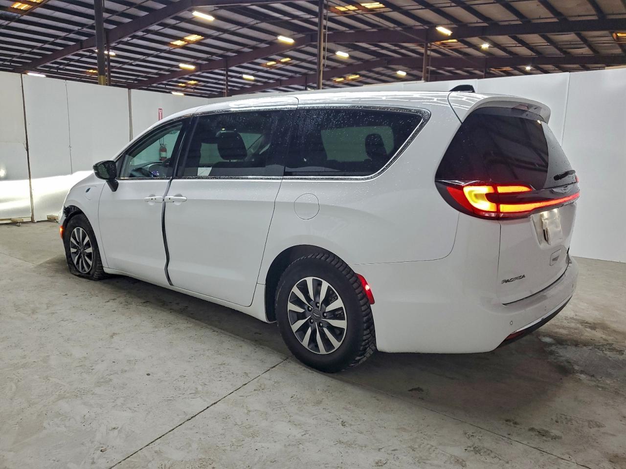 2024 CHRYSLER PACIFICA HYBRID SELECT photo 2