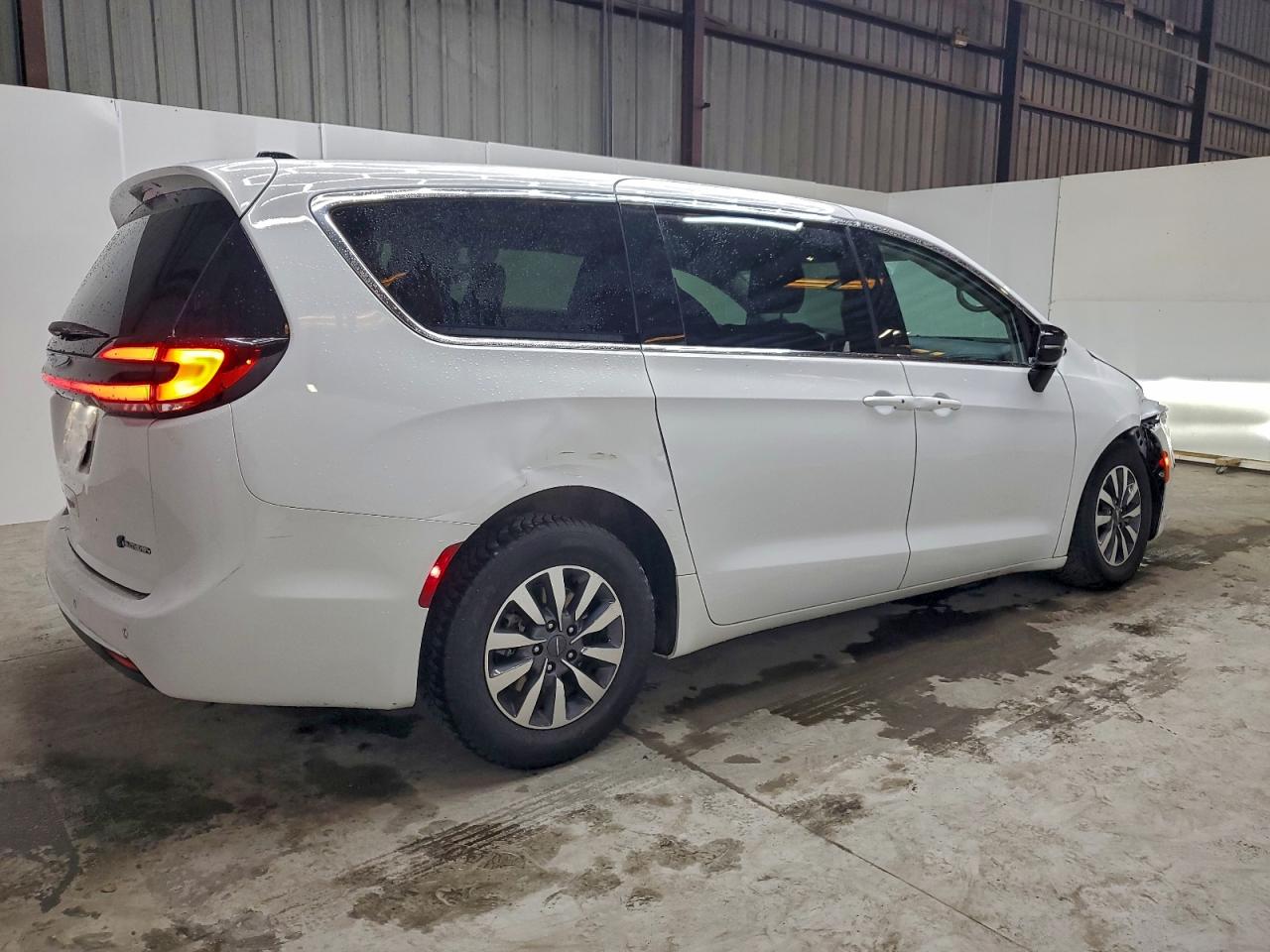 2024 CHRYSLER PACIFICA HYBRID SELECT photo 3