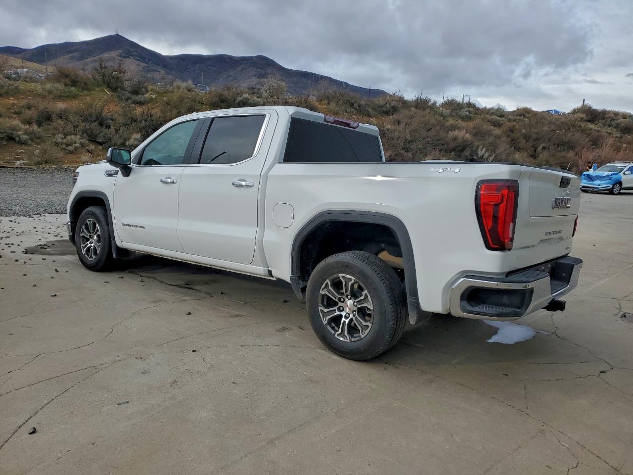 2025 GMC SIERRA K1500 SLT photo 2