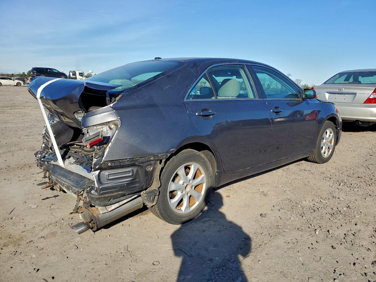 2011 TOYOTA CAMRY SE photo 3