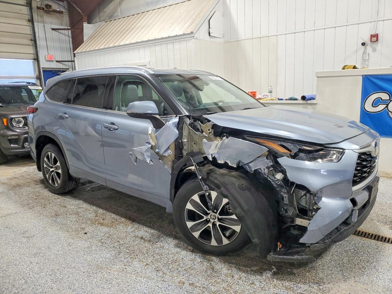 2022 TOYOTA HIGHLANDER XLE photo 4