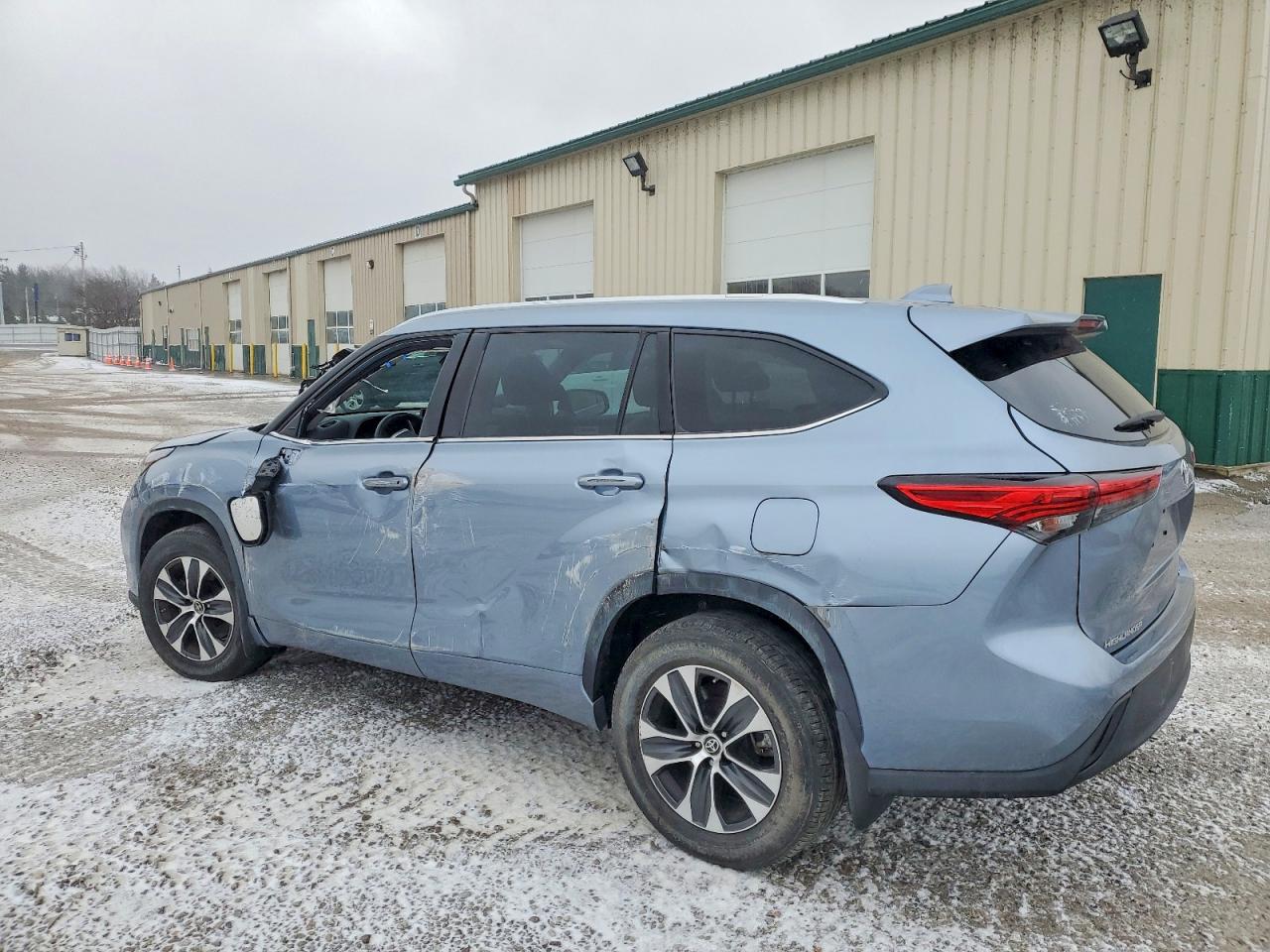 2022 TOYOTA HIGHLANDER XLE photo 2