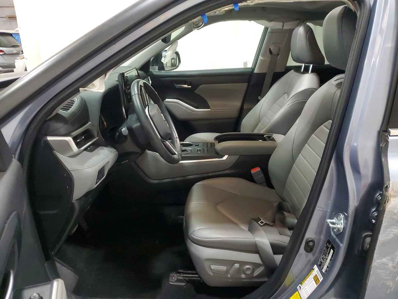 2022 TOYOTA HIGHLANDER XLE photo 10