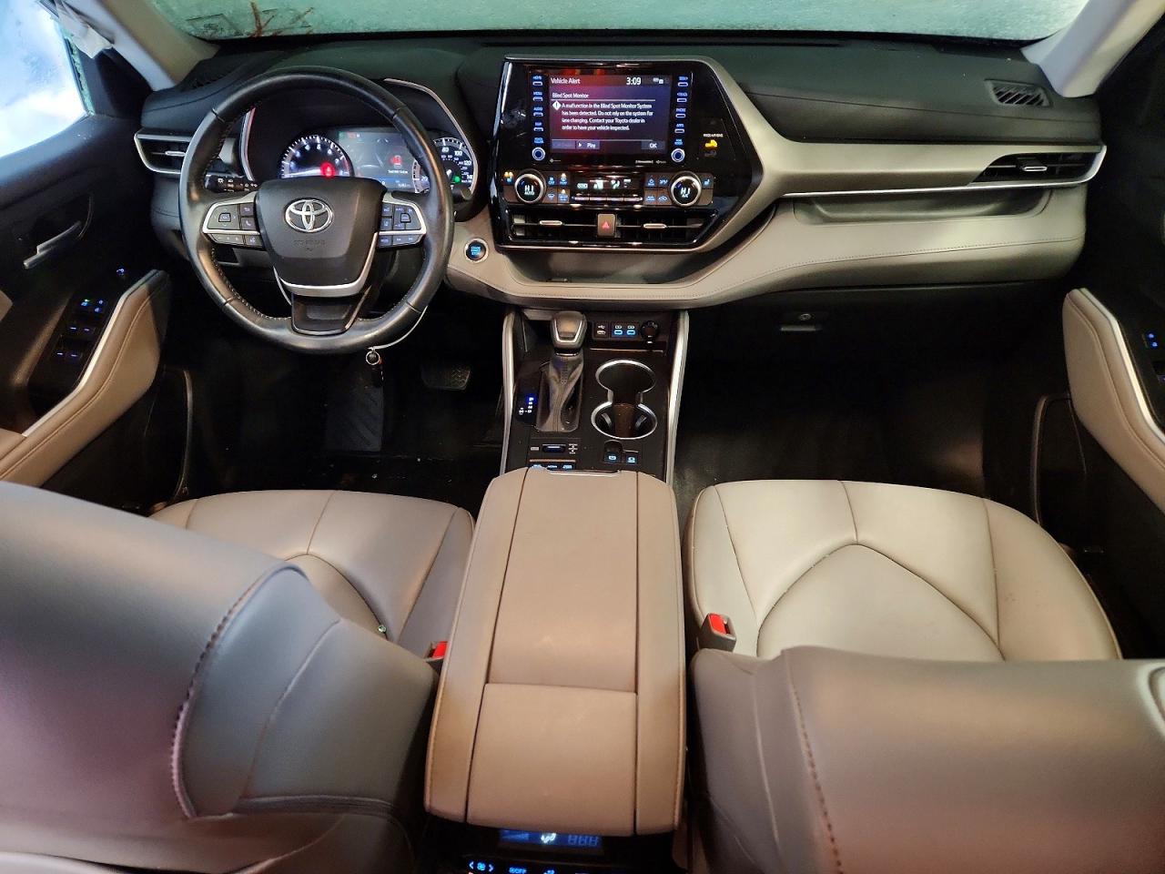 2022 TOYOTA HIGHLANDER XLE photo 8