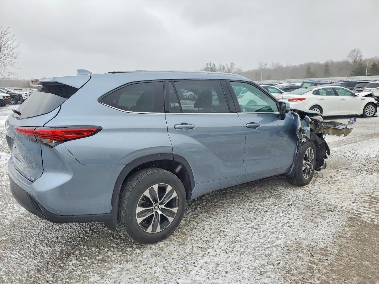 2022 TOYOTA HIGHLANDER XLE photo 3