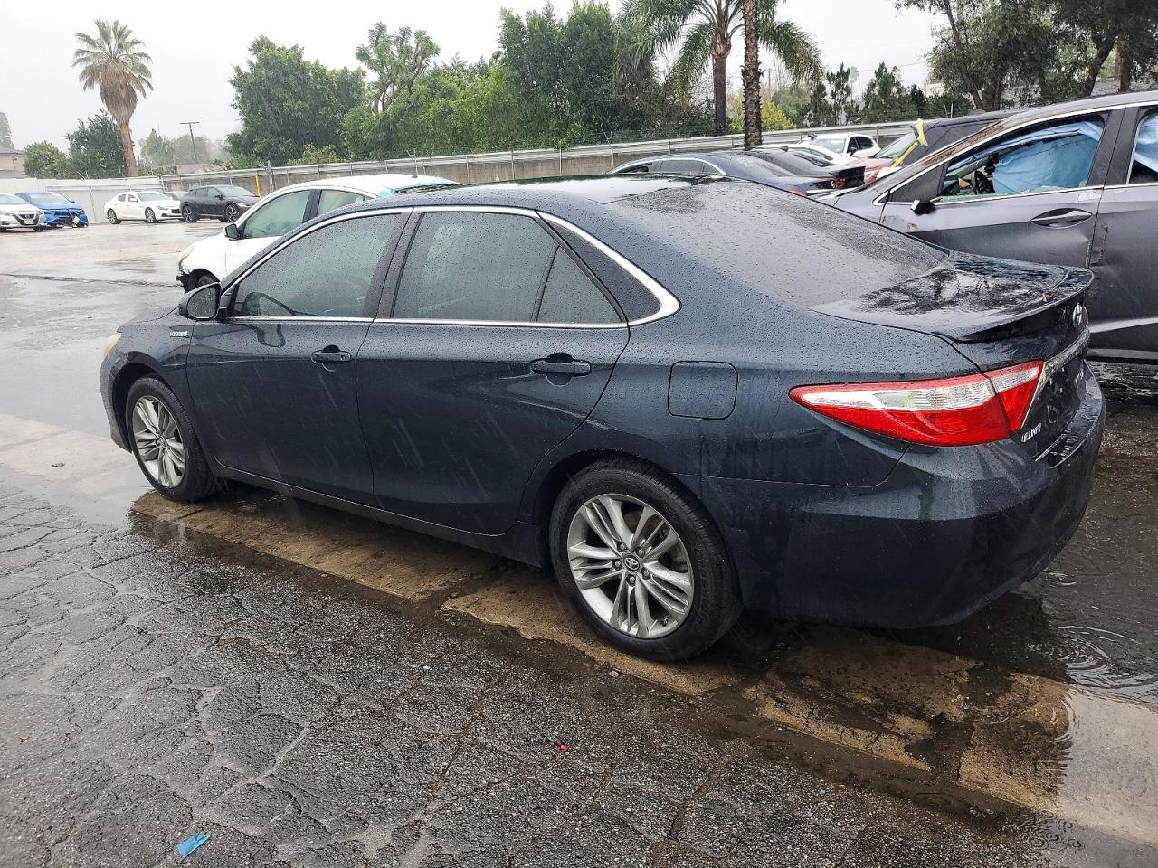 2017 TOYOTA CAMRY HYBRID photo 2