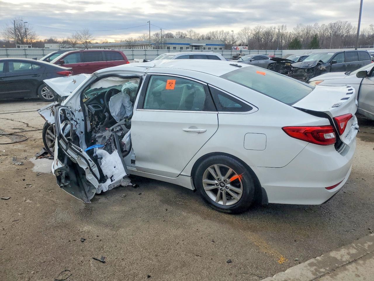 2015 HYUNDAI SONATA SE photo 2