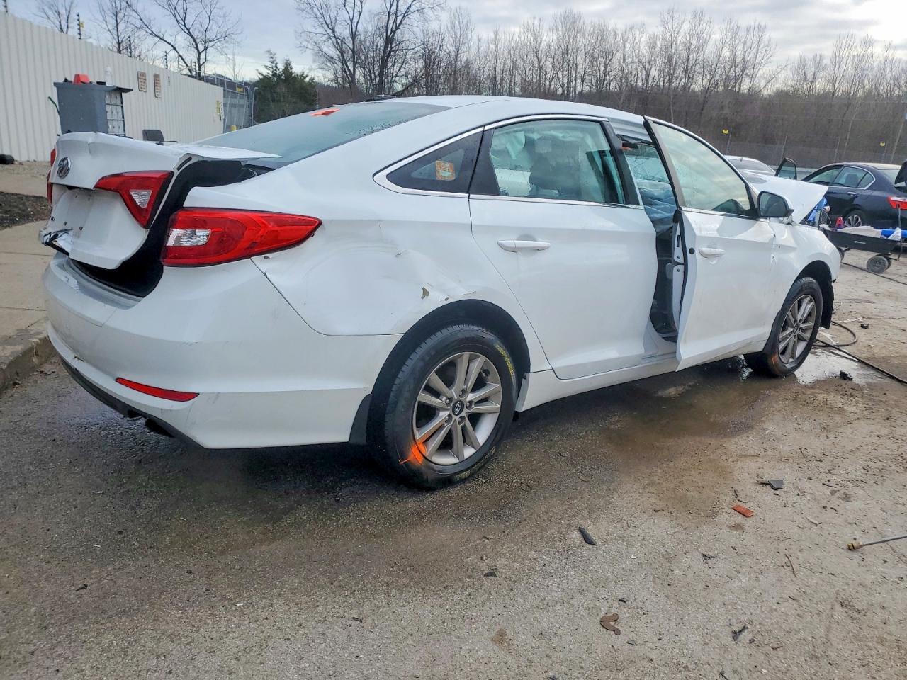 2015 HYUNDAI SONATA SE photo 3