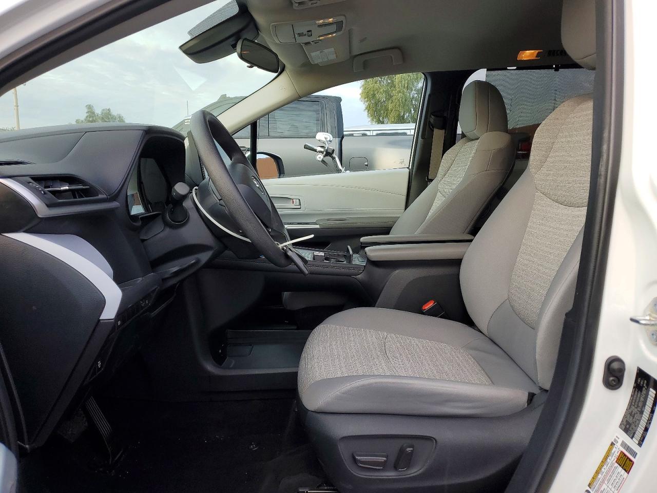 2025 TOYOTA SIENNA LE photo 7