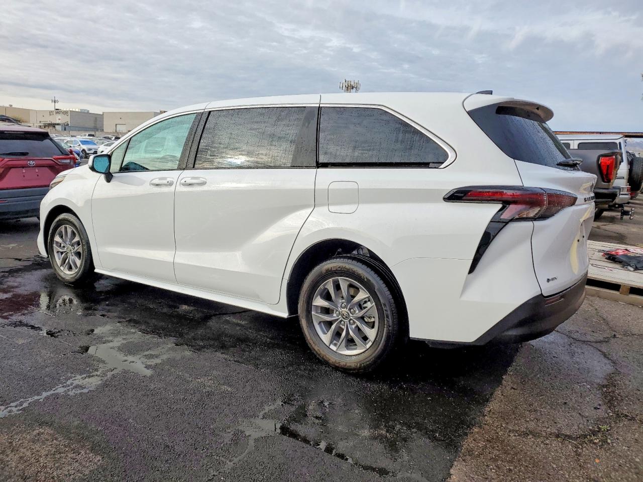 2025 TOYOTA SIENNA LE photo 2