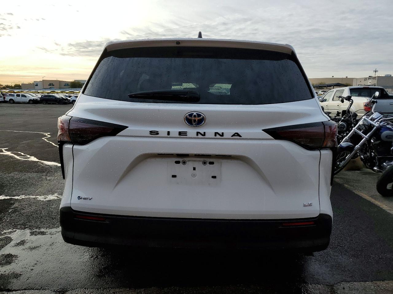 2025 TOYOTA SIENNA LE photo 6
