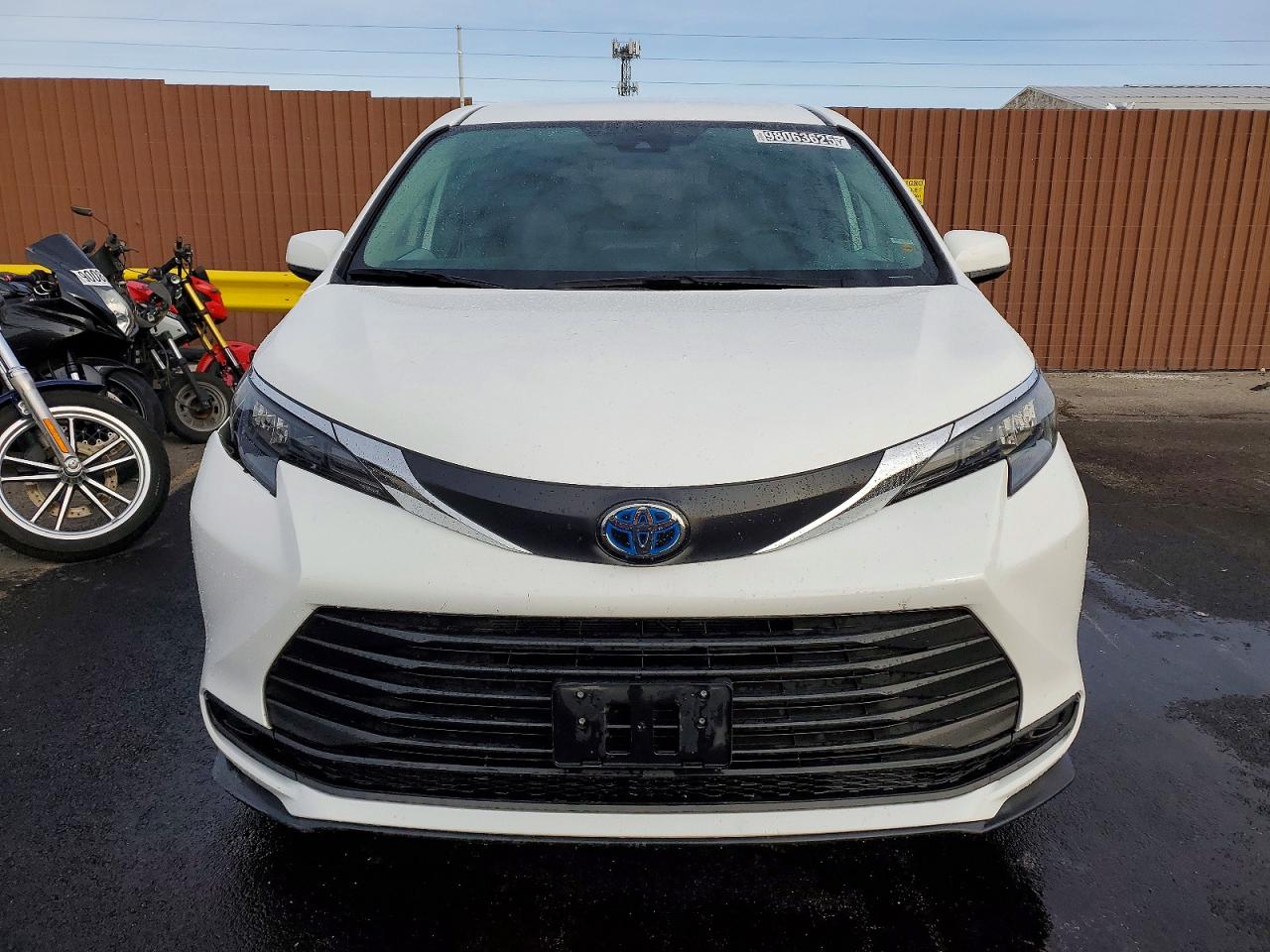 2025 TOYOTA SIENNA LE photo 5