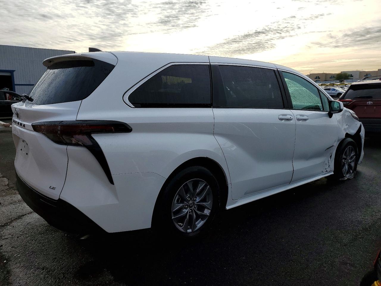2025 TOYOTA SIENNA LE photo 3
