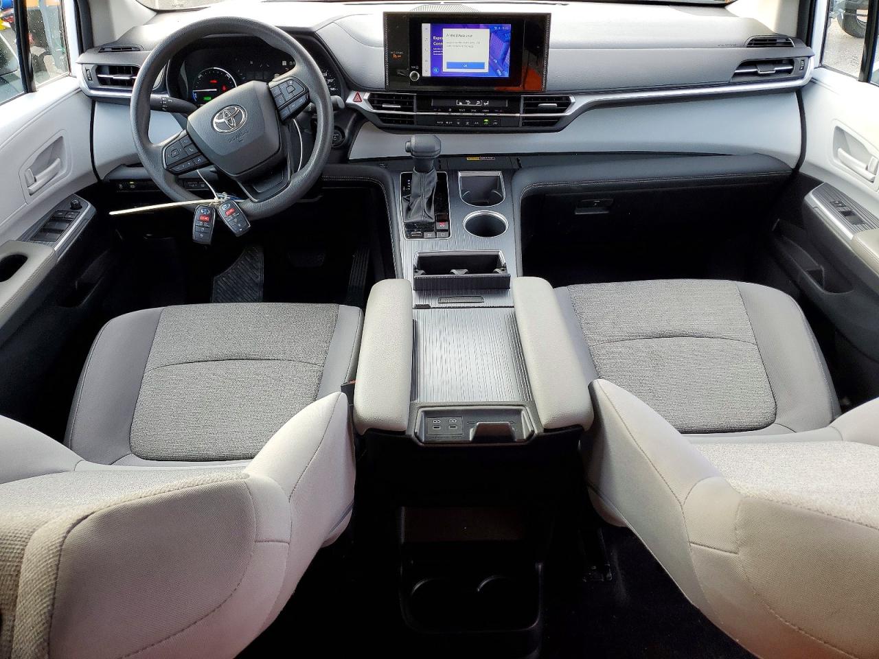 2025 TOYOTA SIENNA LE photo 8